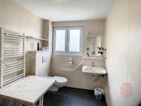 Kúpeľňa v ubytovaní Appartement F2 climatisé avec terrasse et parking, proche des Thermes et du centre - Lamalou les Bains - FR-1-451-164