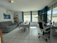 Plan piętra w obiekcie Appartement climatisé avec terrasse à 100m de la plage, centre Saint Cyprien, parking et équipements inclus - FR-1-225D-146