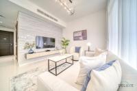 TV a/nebo společenská místnost v ubytování Cheerful 3BR Townhouse at DAMAC Hills 2, Dubailand by Deluxe Holiday Homes