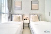 Postel nebo postele na pokoji v ubytování Cheerful 3BR Townhouse at DAMAC Hills 2, Dubailand by Deluxe Holiday Homes