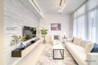 Posezení v ubytování Cheerful 3BR Townhouse at DAMAC Hills 2, Dubailand by Deluxe Holiday Homes