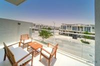 Balkón nebo terasa v ubytování Cheerful 3BR Townhouse at DAMAC Hills 2, Dubailand by Deluxe Holiday Homes