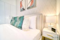 Postel nebo postele na pokoji v ubytování Cheerful 3BR Townhouse at DAMAC Hills 2, Dubailand by Deluxe Holiday Homes
