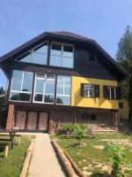 una casa con techo amarillo y negro en R&amp;B Vendégház, en Balatonakarattya