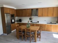 Kuchyň nebo kuchyňský kout v ubytování Vivienda amplia y luminosa a escasos metros de la playa de Cangas.