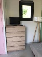 Televízia a/alebo spoločenská miestnosť v ubytovaní Studio résidence saint loup- particulier