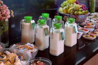 een groep flessen melk op een tafel met eten bij Hotel & Resort Vilar Rural d'Arnes by Serhs Hotels in Arnés