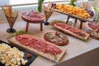 een buffet met verschillende soorten vlees en kaas bij Hotel & Resort Vilar Rural d'Arnes by Serhs Hotels in Arnés