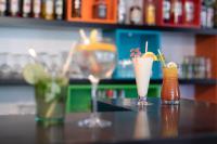 drie cocktails op een tafel in een bar bij Hôtel Relais d'Étretat in Bolbec