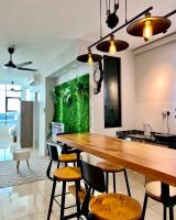 Un comedor con una gran mesa y sillas de madera. en Hush Inn at ITCC Manhattan Suites, en Kota Kinabalu