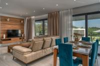 TV a/nebo společenská místnost v ubytování Johnny's White Luxury Villa
