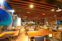 um restaurante com mesas e cadeiras e um grande mural em Paradiso Corporate em Cabo Frio