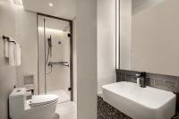 lyf Xi'an Dayanta by Ascott free gym & self-service free laundry roomにあるバスルーム