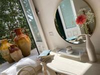A bathroom at MASSERIA INCANTAMENTO Suite Bouganville