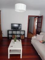 TV a/nebo společenská místnost v ubytování Vivienda amplia y luminosa a escasos metros de la playa de Cangas.