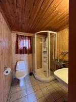 Koupelna v ubytování Toppøy Rorbuer