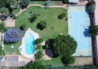 The swimming pool at or close to Casa independiente con piscina y pista deportiva privadas