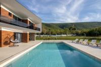 Bazén v ubytovaní NEW! Villa Nella Foresta with private 66sqm heated pool, Whirlpool, Tennis court, Gym, Billiards, 4 en-suite bedrooms alebo v jeho blízkosti