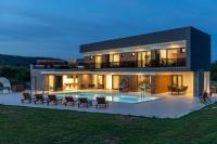 Bazén v ubytovaní NEW! Villa Nella Foresta with private 66sqm heated pool, Whirlpool, Tennis court, Gym, Billiards, 4 en-suite bedrooms alebo v jeho blízkosti