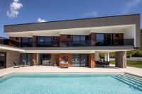 Bazén v ubytovaní NEW! Villa Nella Foresta with private 66sqm heated pool, Whirlpool, Tennis court, Gym, Billiards, 4 en-suite bedrooms alebo v jeho blízkosti
