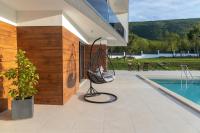 Bazén v ubytovaní NEW! Villa Nella Foresta with private 66sqm heated pool, Whirlpool, Tennis court, Gym, Billiards, 4 en-suite bedrooms alebo v jeho blízkosti
