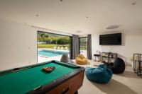 Televízia a/alebo spoločenská miestnosť v ubytovaní NEW! Villa Nella Foresta with private 66sqm heated pool, Whirlpool, Tennis court, Gym, Billiards, 4 en-suite bedrooms