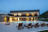 Bazén v ubytovaní NEW! Villa Nella Foresta with private 66sqm heated pool, Whirlpool, Tennis court, Gym, Billiards, 4 en-suite bedrooms alebo v jeho blízkosti