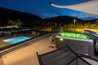 Bazén v ubytovaní NEW! Villa Nella Foresta with private 66sqm heated pool, Whirlpool, Tennis court, Gym, Billiards, 4 en-suite bedrooms alebo v jeho blízkosti