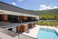 Bazén v ubytovaní NEW! Villa Nella Foresta with private 66sqm heated pool, Whirlpool, Tennis court, Gym, Billiards, 4 en-suite bedrooms alebo v jeho blízkosti