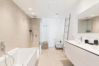 A bathroom at Infinity 0-8 LUXE SEA VIEW 2B
