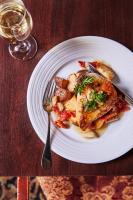 ein Teller mit Lebensmitteln auf einem Tisch mit Gabel in der Unterkunft Bourbon Orleans Hotel in New Orleans