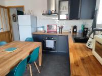 Kuchnia lub aneks kuchenny w obiekcie REF 047 - Bel appartement moderne pour six personnes avec vue mer plage à pied KERJOUANNO ARZON