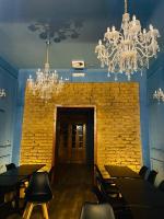 uma sala de jantar com mesas e lustres em Hotel Restaurante Aconcagua em La Ligua