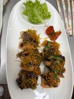 um prato branco de comida com comida nele em Hotel Restaurante Aconcagua em La Ligua