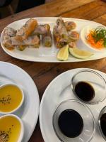 dois pratos de comida sobre uma mesa de madeira com pratos de comida em Hotel Restaurante Aconcagua em La Ligua