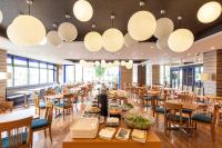 jadalnia ze stołami, krzesłami i oświetleniem w obiekcie HOTEL MYSTAYS Haneda w Tokio