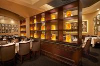 um restaurante com mesas e cadeiras em uma sala em Rosen Plaza Hotel Orlando Convention Center em Orlando