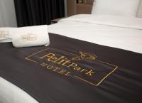 una habitación de hotel con una manta negra y dorada en una cama en Pelit Park Hotel, en Trabzon