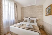 Postel nebo postele na pokoji v ubytování LE BEAU MARAIS - Luxury Apartments, AIR COND, LIFT