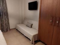 Televízia a/alebo spoločenská miestnosť v ubytovaní Cozy Apartment in the Heart of Thessaloniki