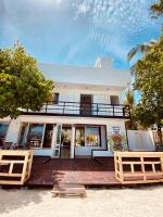 Hiraeth island homeにあるバルコニーまたはテラス