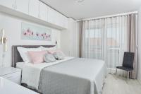 Posteľ alebo postele v izbe v ubytovaní Apartments Infinity
