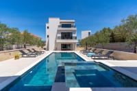 Bazén v ubytovaní NEW! Villa Lady Maris with heated private pool, 5 en-suite bedrooms, 70m from beach alebo v jeho blízkosti