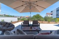 Posedenie v ubytovaní NEW! Villa Lady Maris with heated private pool, 5 en-suite bedrooms, 70m from beach