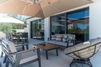 Posedenie v ubytovaní NEW! Villa Lady Maris with heated private pool, 5 en-suite bedrooms, 70m from beach