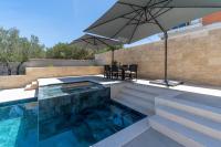 Bazén v ubytovaní NEW! Villa Lady Maris with heated private pool, 5 en-suite bedrooms, 70m from beach alebo v jeho blízkosti