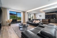 Posedenie v ubytovaní NEW! Villa Lady Maris with heated private pool, 5 en-suite bedrooms, 70m from beach