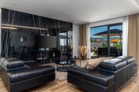 Posedenie v ubytovaní NEW! Villa Lady Maris with heated private pool, 5 en-suite bedrooms, 70m from beach