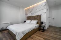 Posteľ alebo postele v izbe v ubytovaní NEW! Villa Lady Maris with heated private pool, 5 en-suite bedrooms, 70m from beach