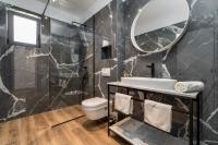 Kúpeľňa v ubytovaní NEW! Villa Lady Maris with heated private pool, 5 en-suite bedrooms, 70m from beach